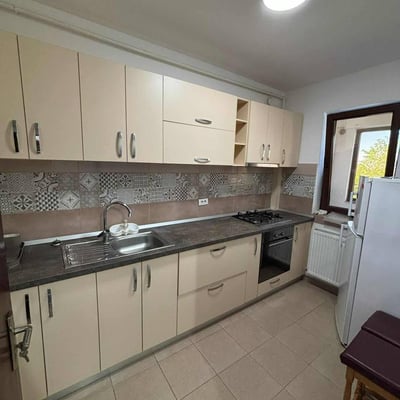 Alquiler de un cómodo apartamento de 1 habitación con cocina independiente y balcón, Chiajna, Bucarest, Rumanía